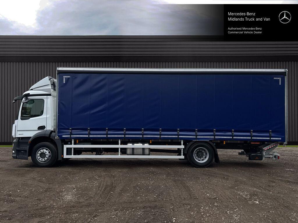 1824 L Curtainside with Tuckaway Taillift Image 19
