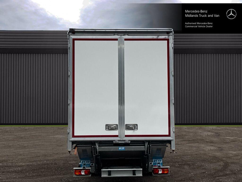 1824 L Curtainside with Tuckaway Taillift Image 21