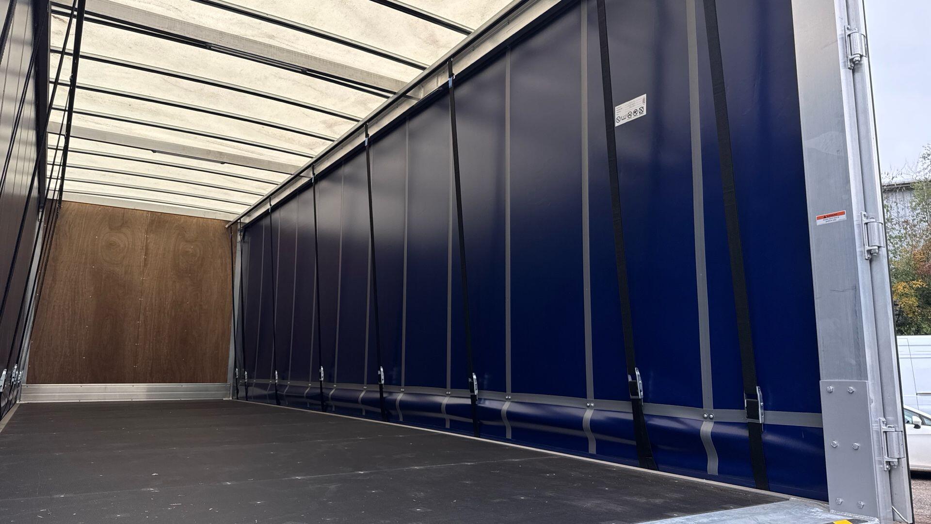 1824 L Curtainside with Tuckaway Taillift Image 30