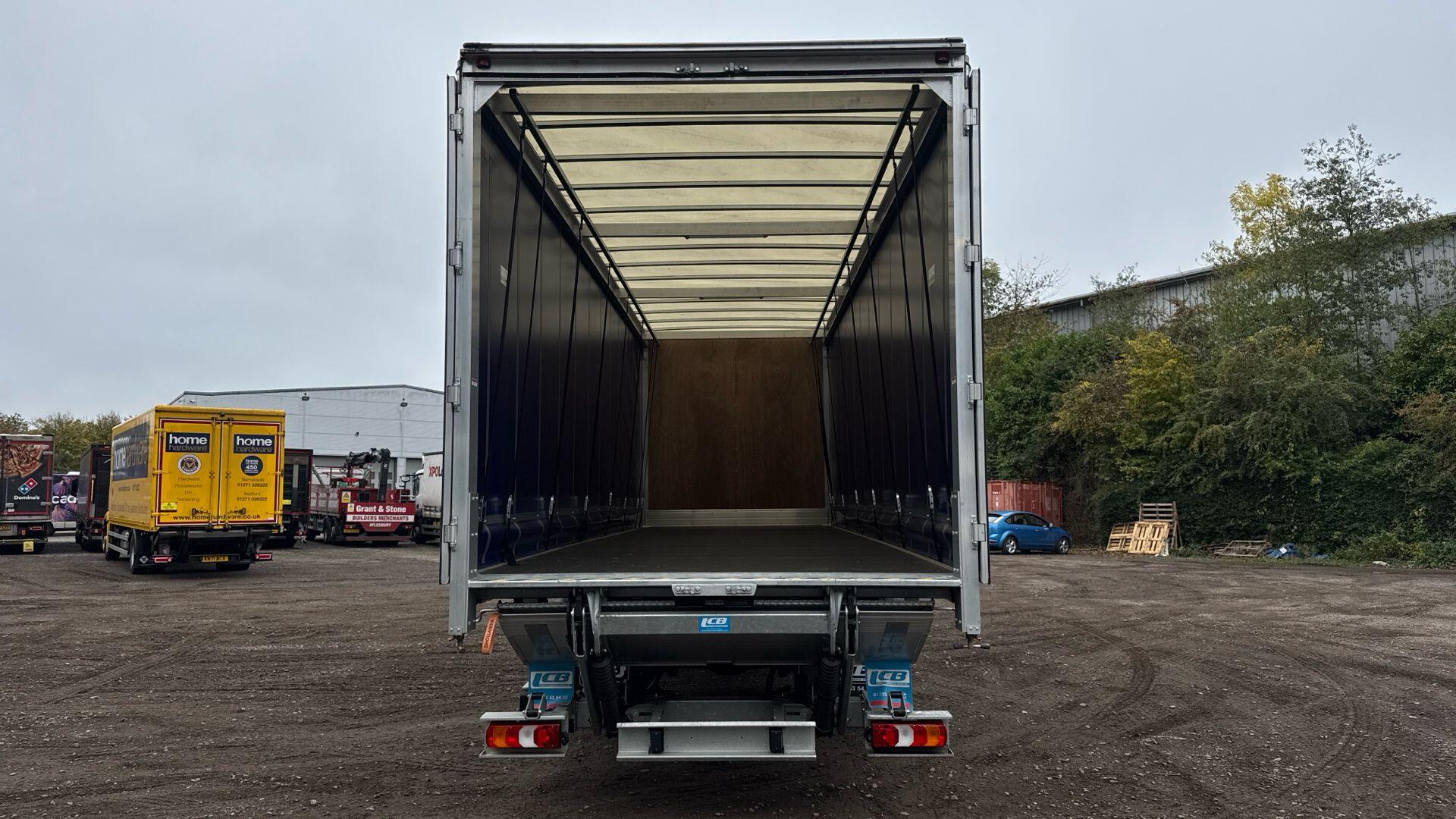 1824 L Curtainside with Tuckaway Taillift Image 32