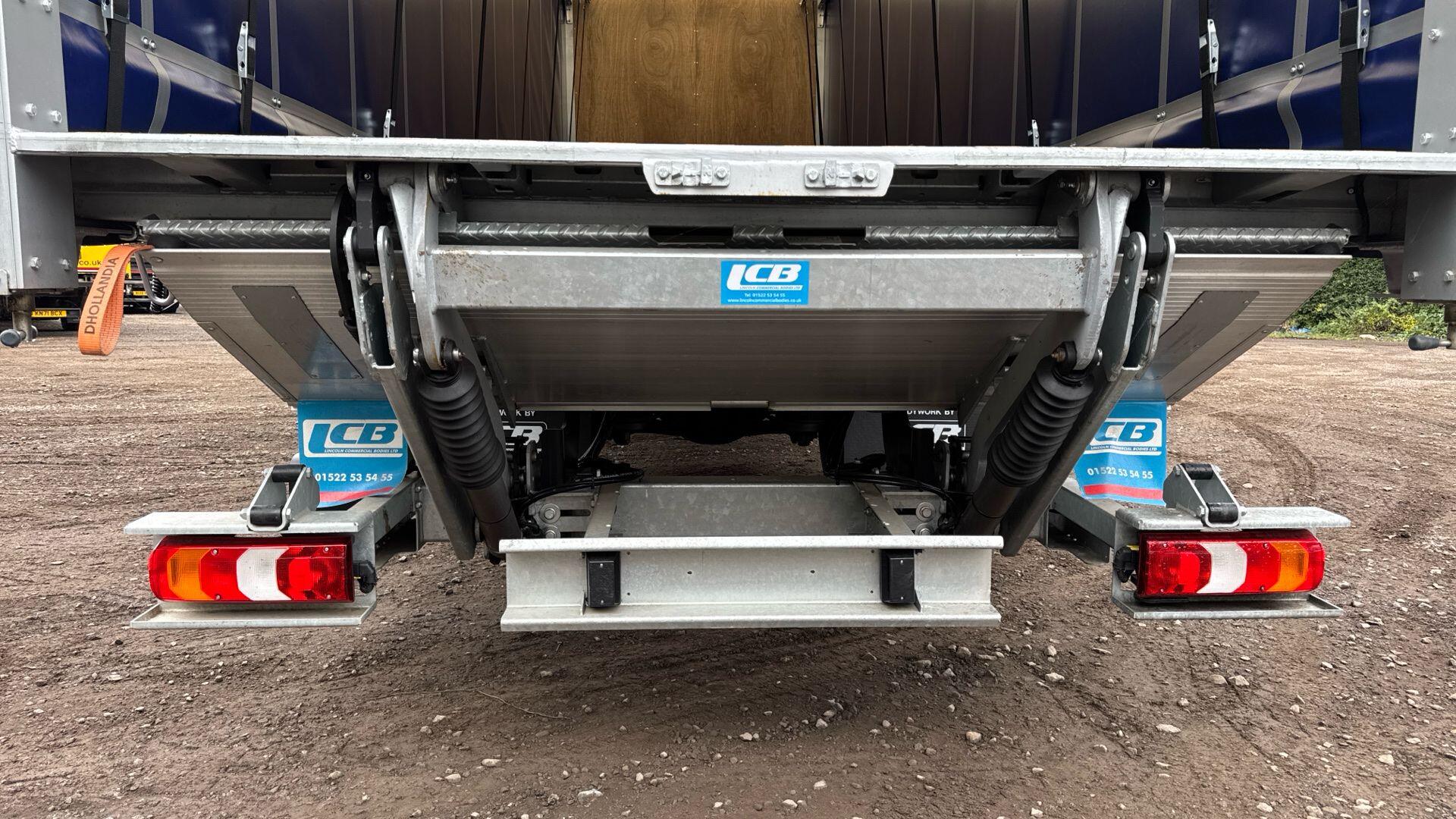 1824 L Curtainside with Tuckaway Taillift Image 33