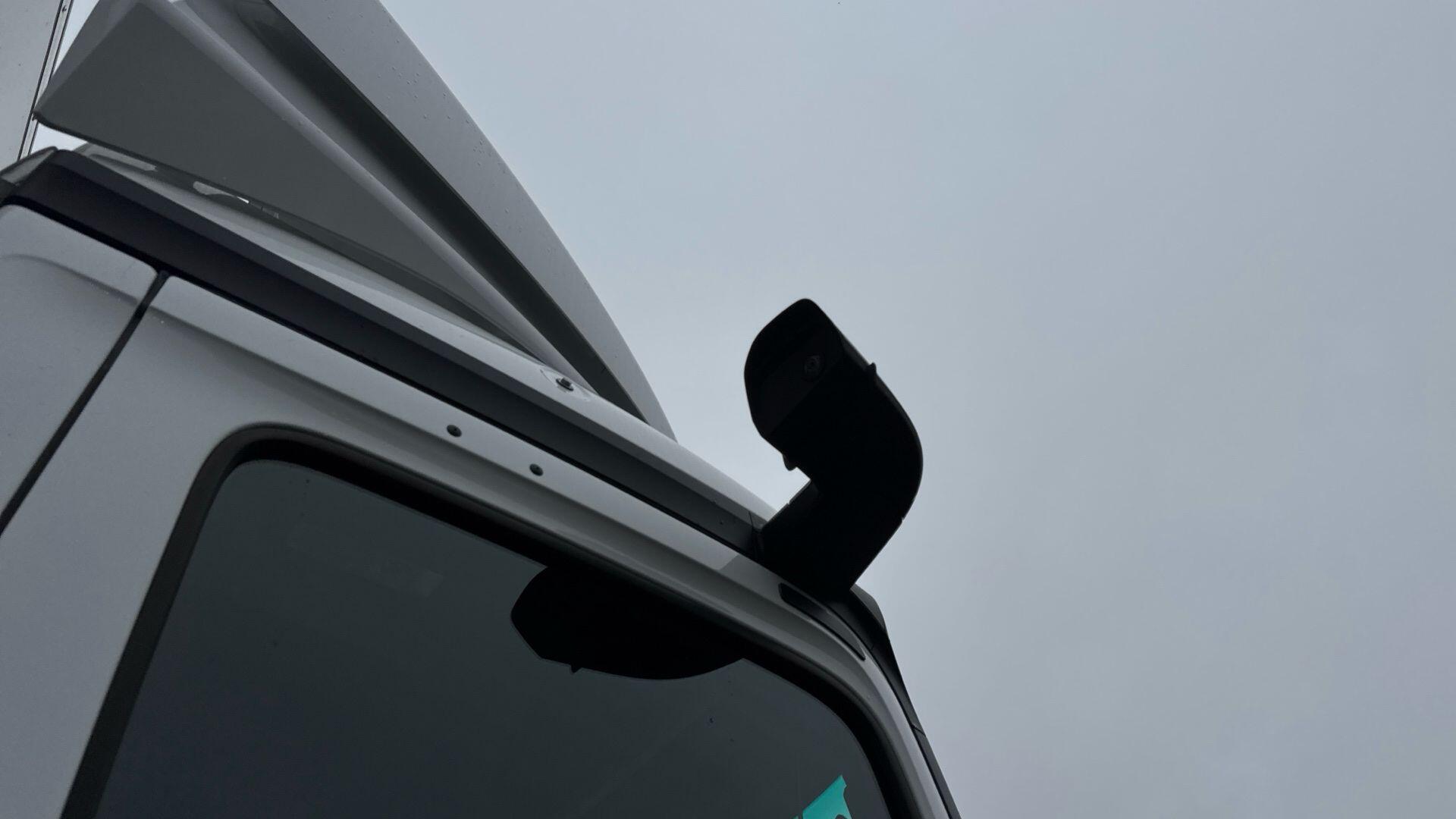 1824 L Curtainside with Tuckaway Taillift Image 37