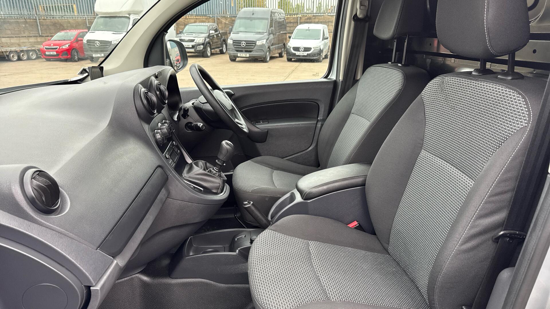 109 CDI Pure Panel Van L2 Eu6 94PS Image 21