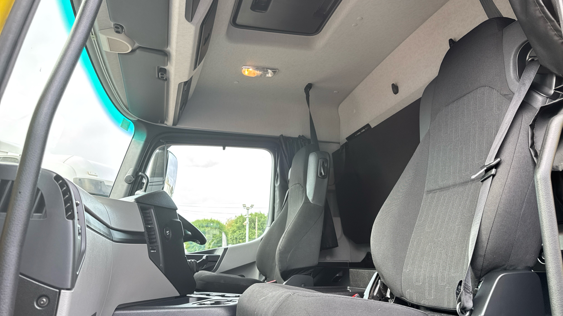 Mercedes-Benz Antos 1824 Curtainside Image 16