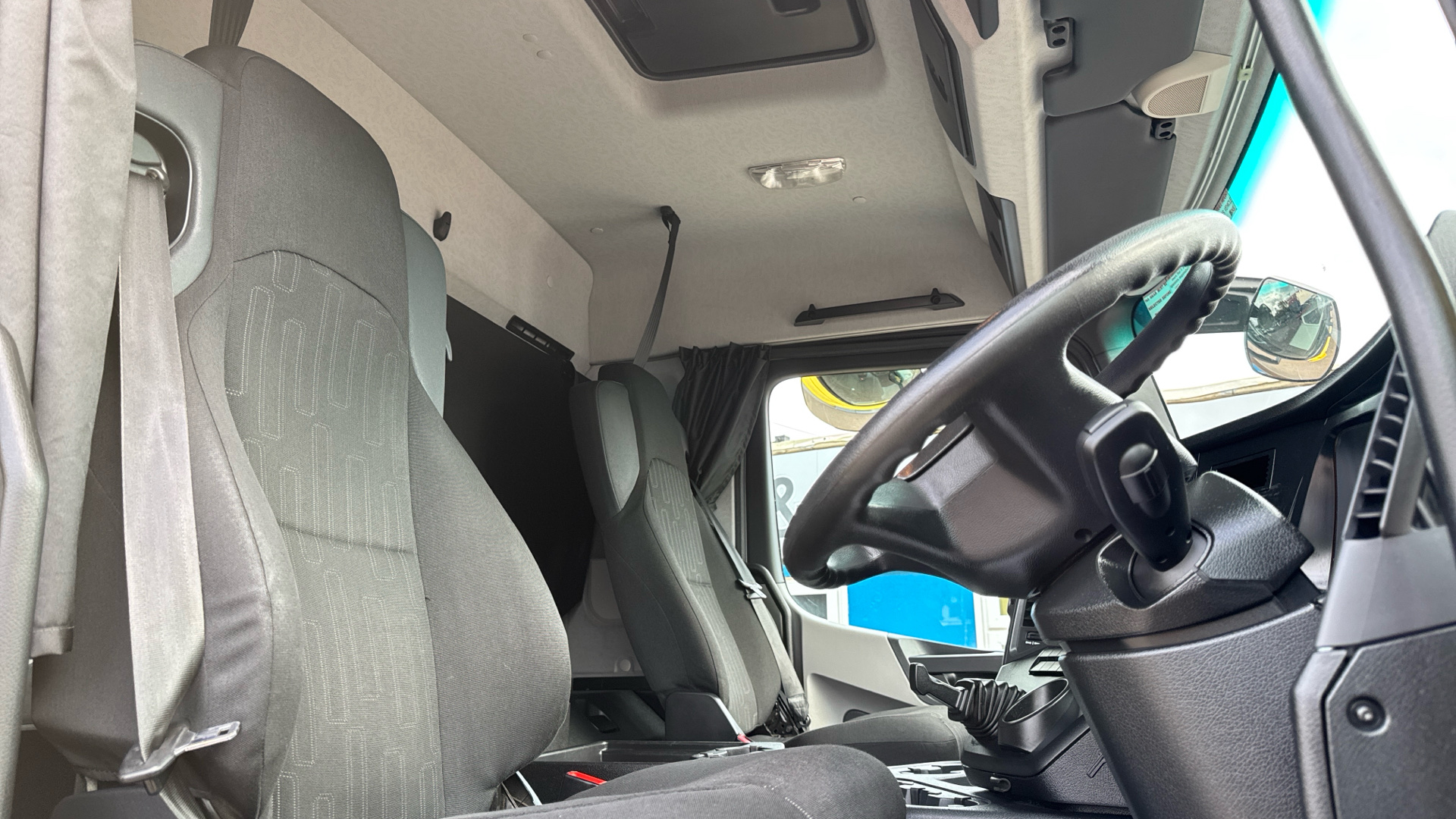 Mercedes-Benz Antos 1824 Curtainside Image 17