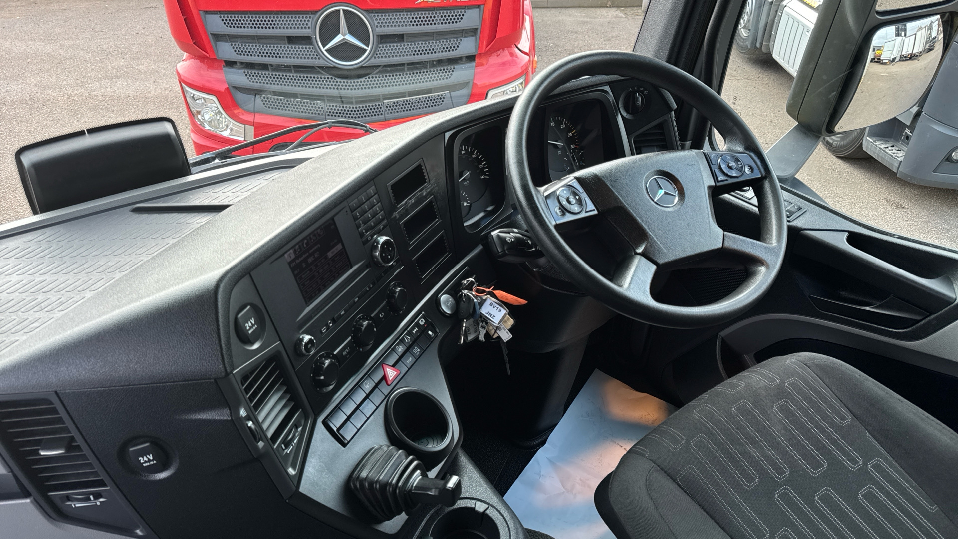 Mercedes-Benz Antos 1824 Curtainside Image 18