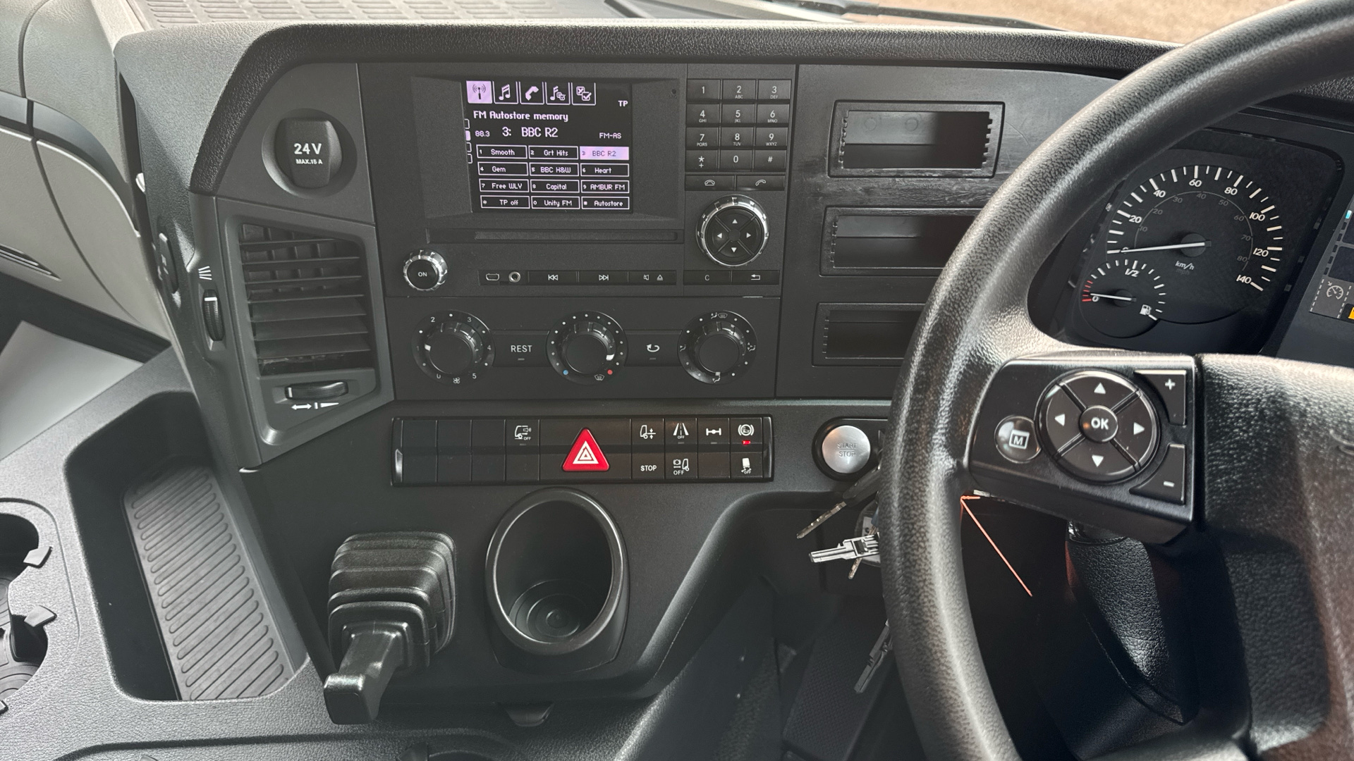 Mercedes-Benz Antos 1824 Curtainside Image 19