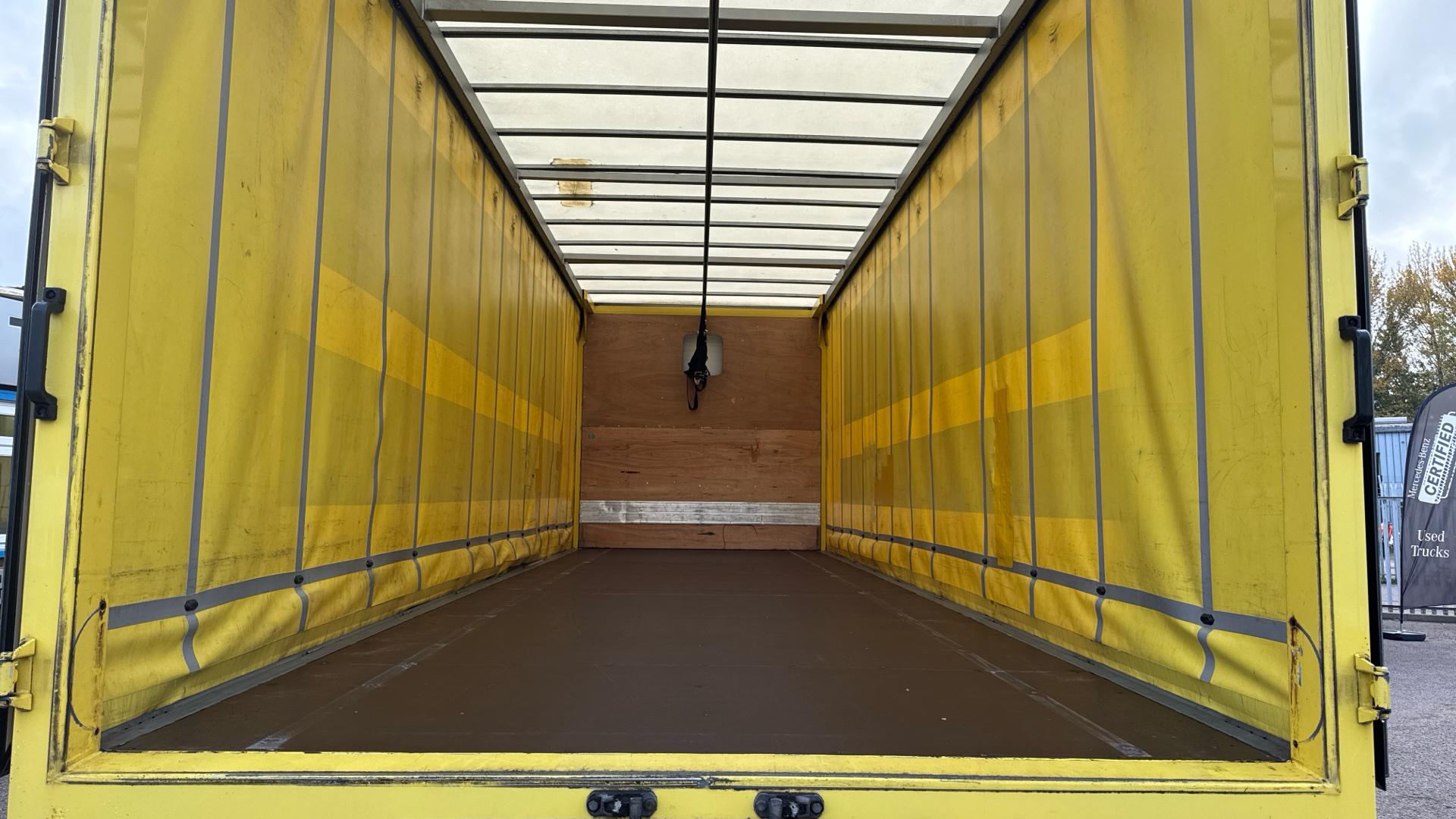 Mercedes-Benz Antos 1824 Curtainside Image 22