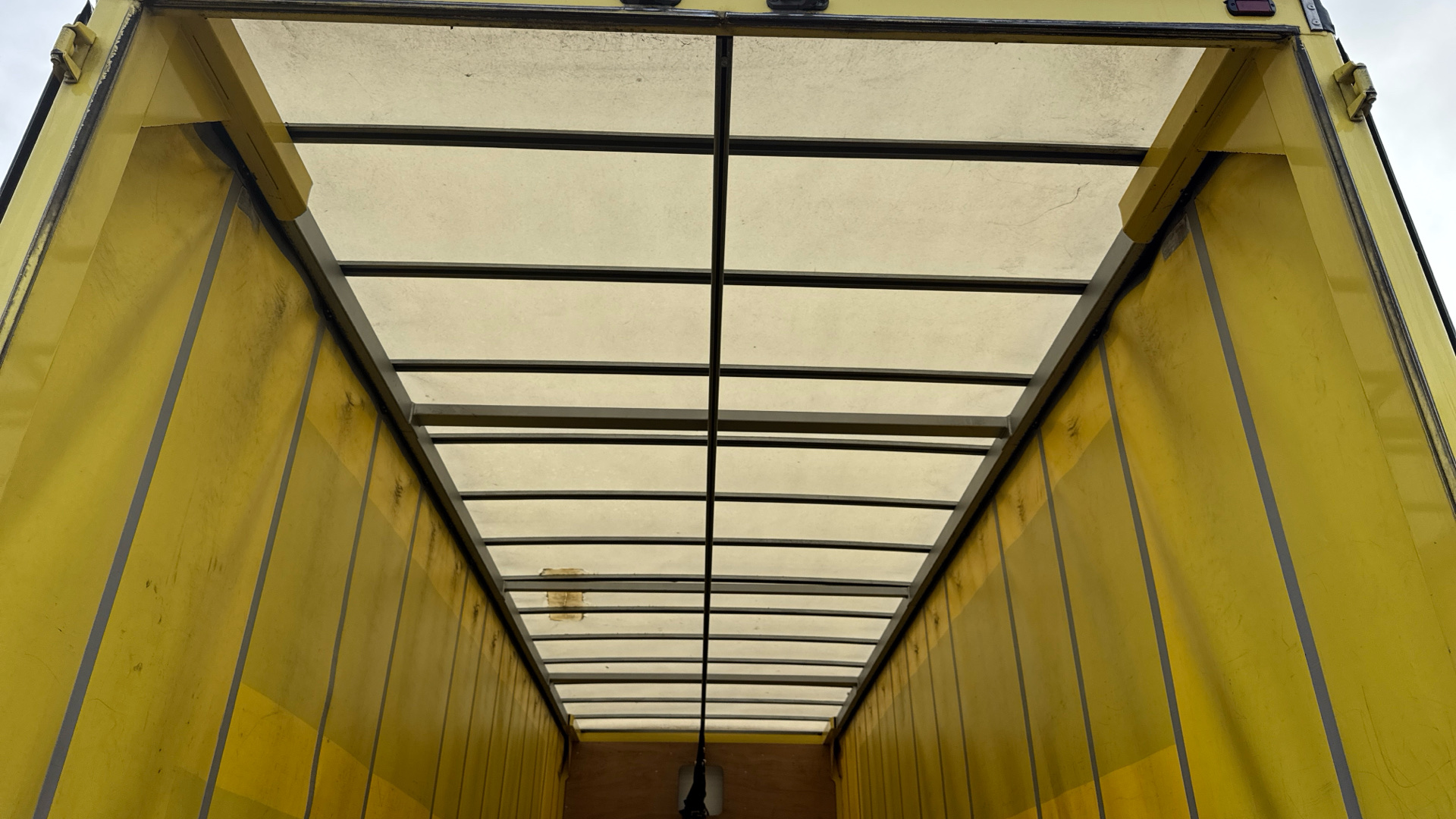 Mercedes-Benz Antos 1824 Curtainside Image 23