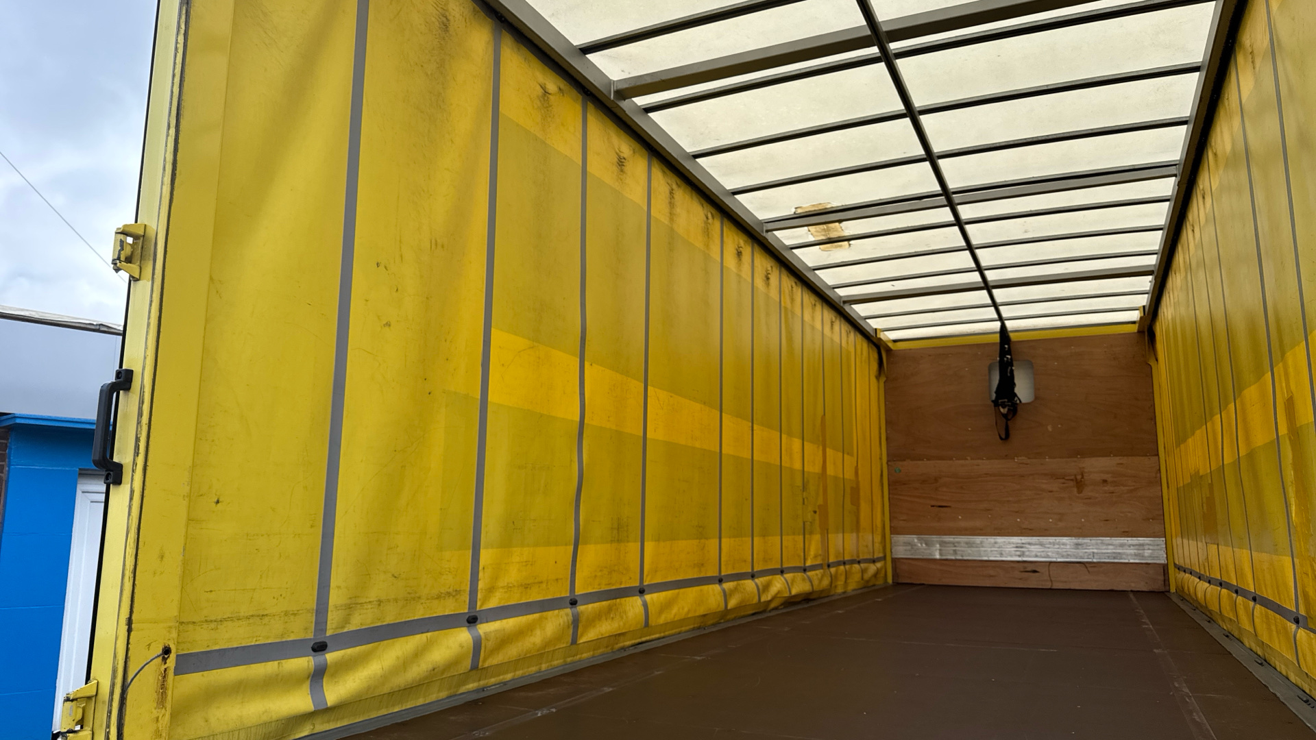 Mercedes-Benz Antos 1824 Curtainside Image 24