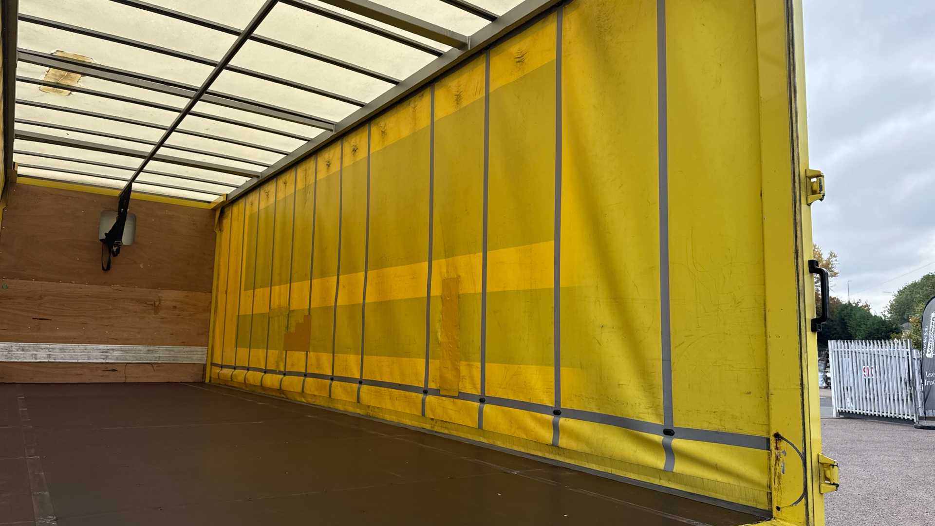 Mercedes-Benz Antos 1824 Curtainside Image 25