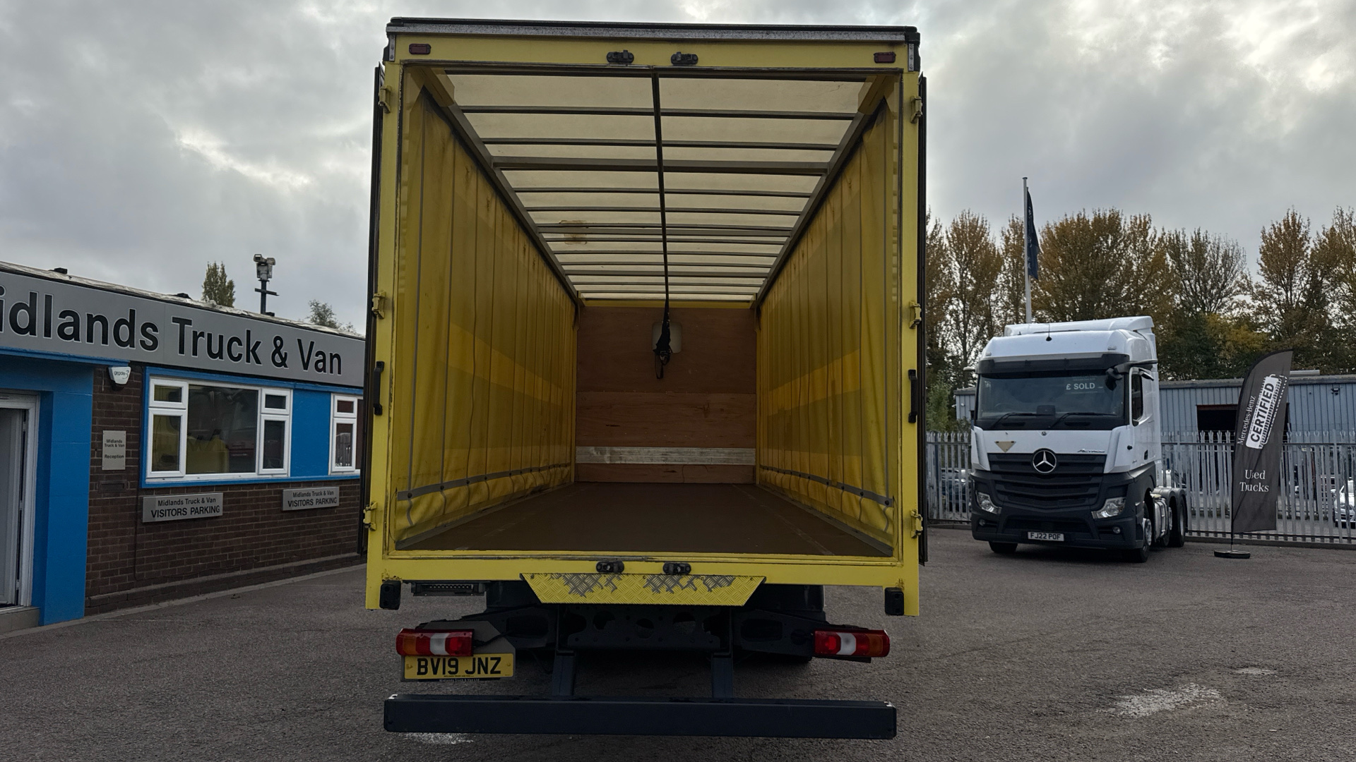 Mercedes-Benz Antos 1824 Curtainside Image 26