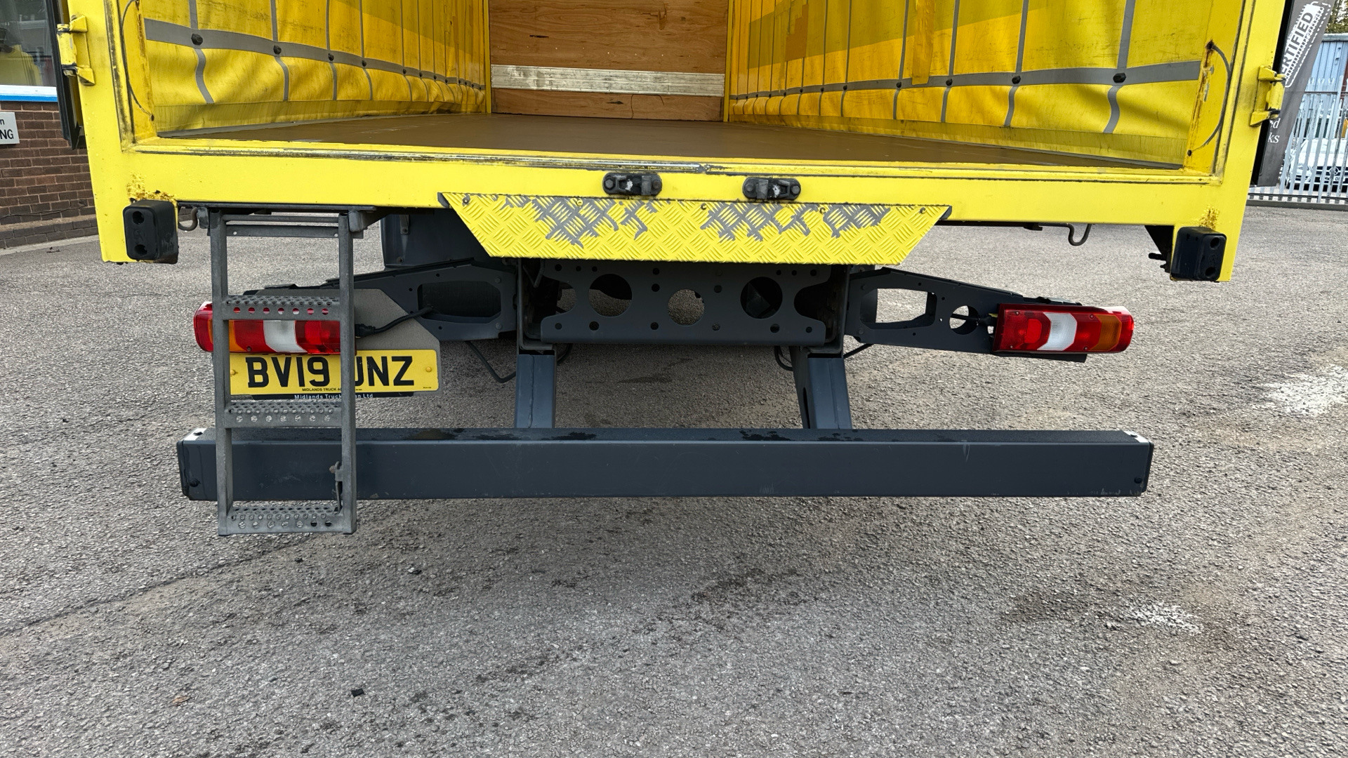 Mercedes-Benz Antos 1824 Curtainside Image 27