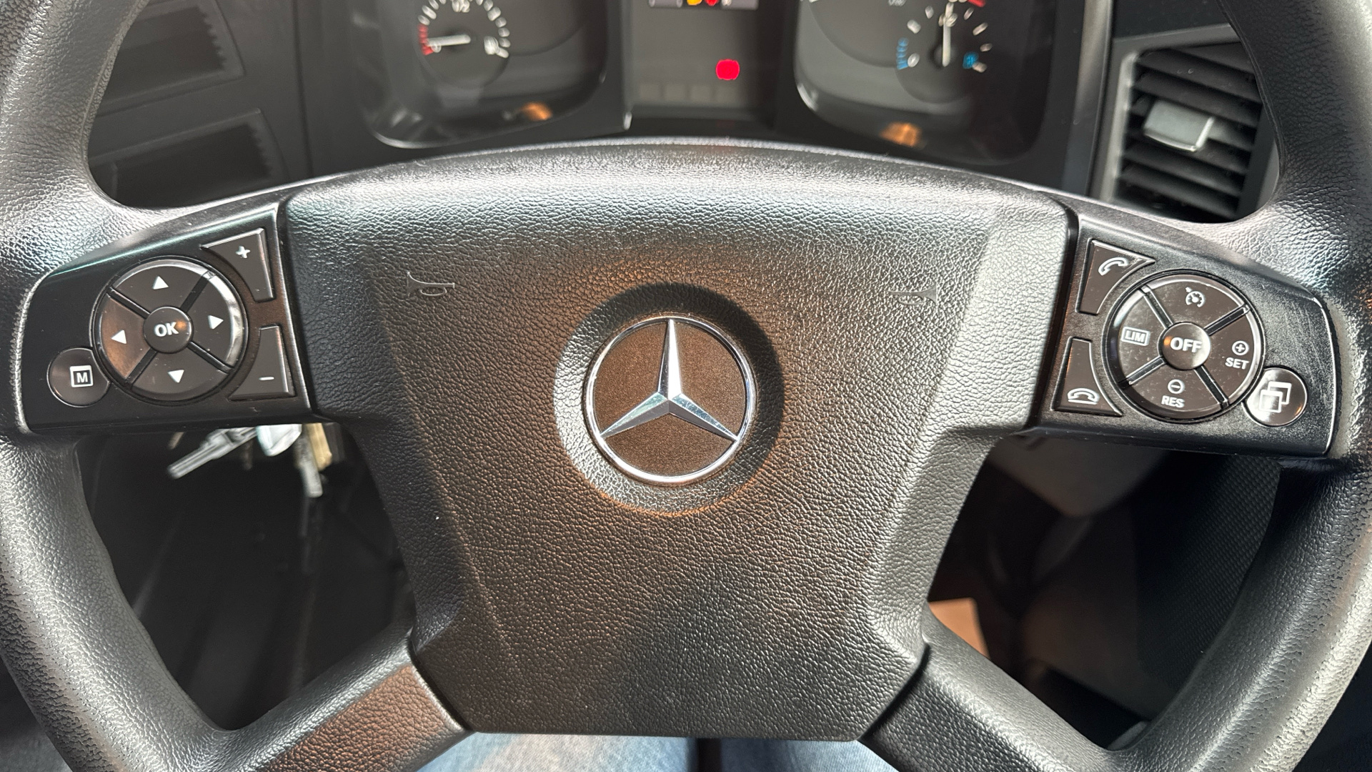 Mercedes-Benz Antos 1824 Curtainside Image 28