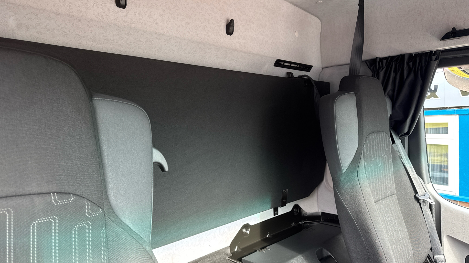 Mercedes-Benz Antos 1824 Curtainside Image 30