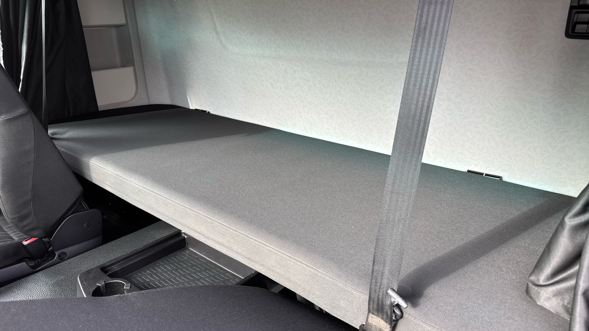 Mercedes-Benz Antos 1824 Curtainside Image 31