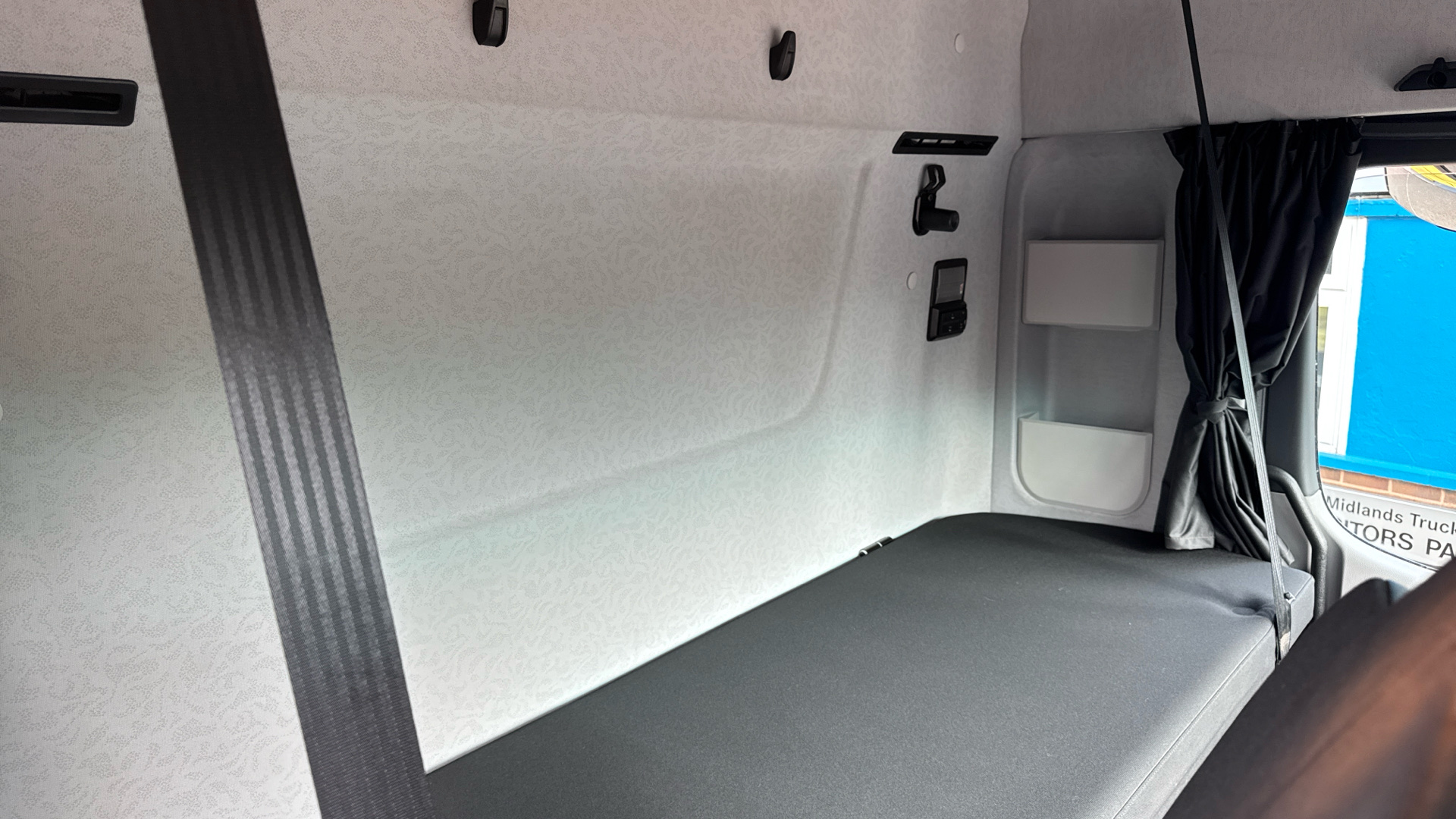 Mercedes-Benz Antos 1824 Curtainside Image 32