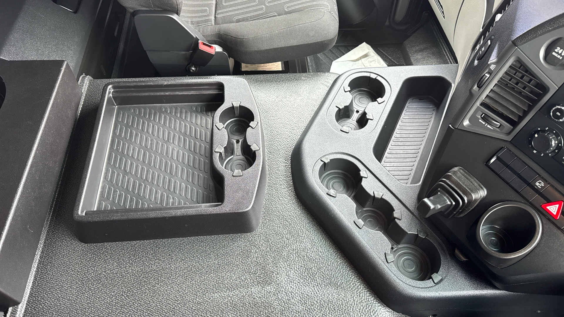 Mercedes-Benz Antos 1824 Curtainside Image 33