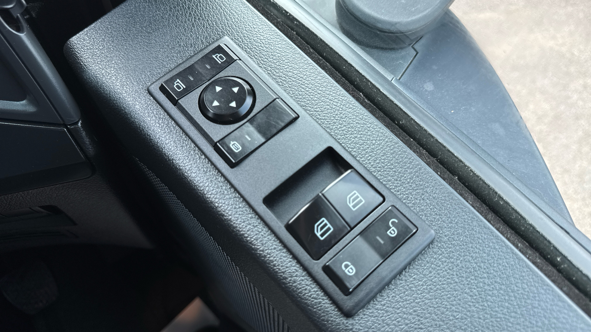 Mercedes-Benz Antos 1824 Curtainside Image 36