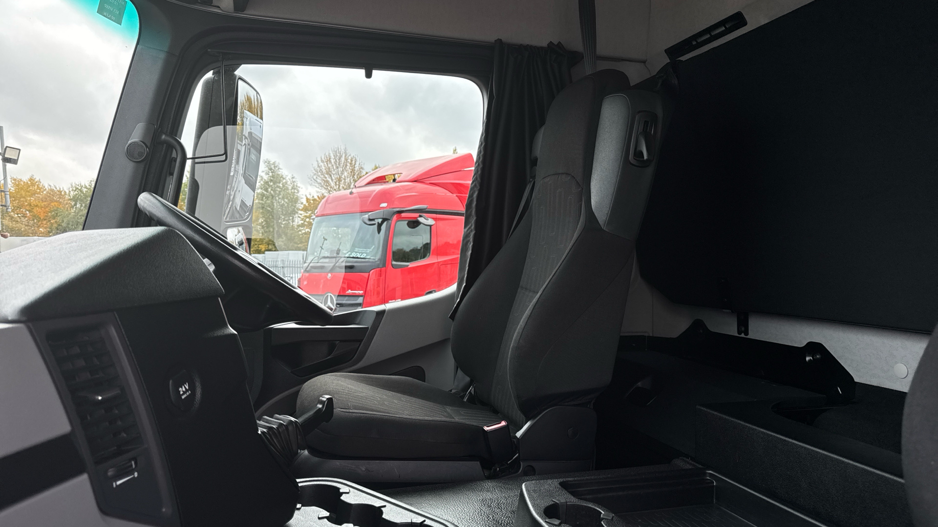 Mercedes-Benz Antos 1824 Curtainside Image 37