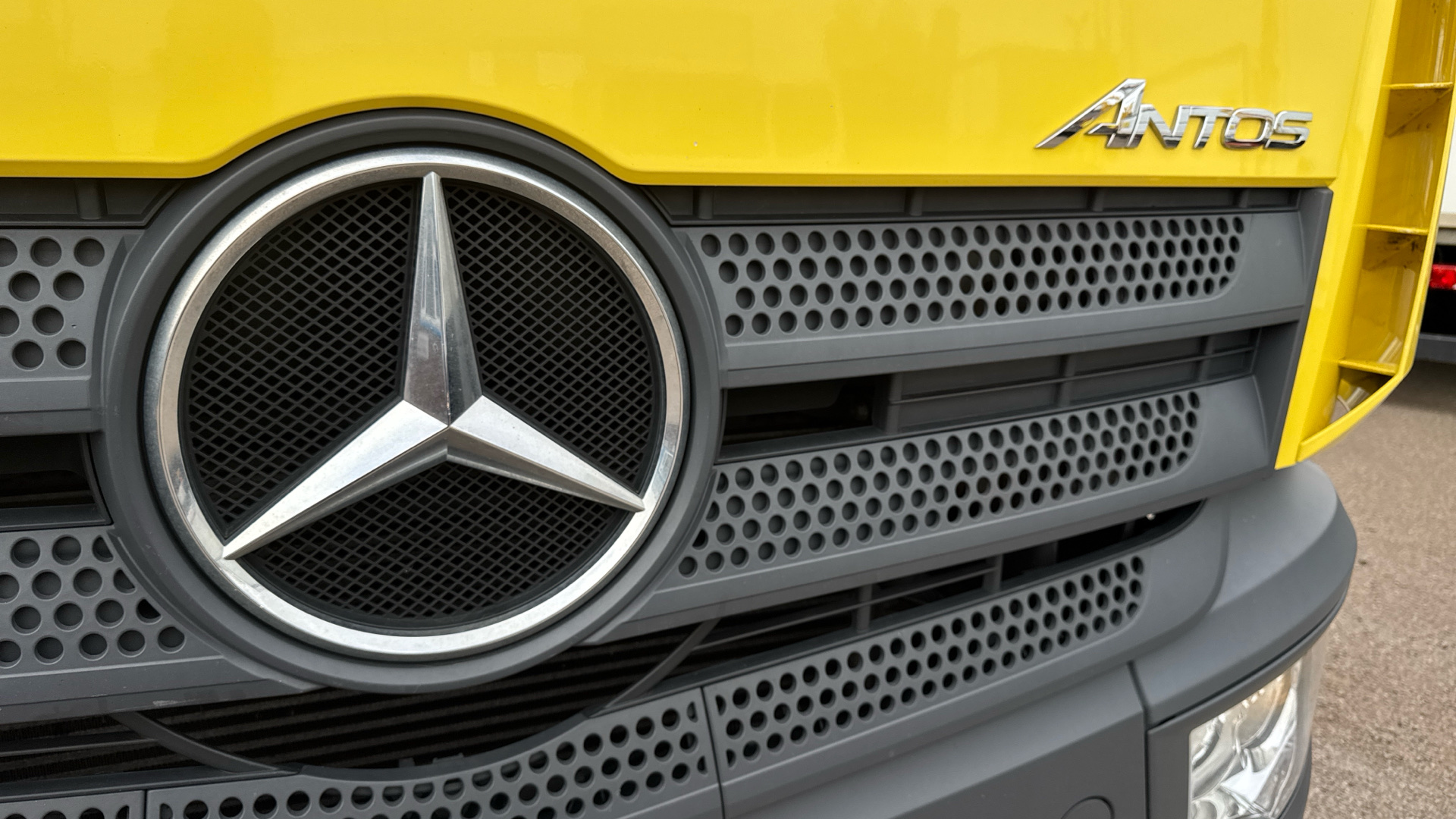 Mercedes-Benz Antos 1824 Curtainside Image 39