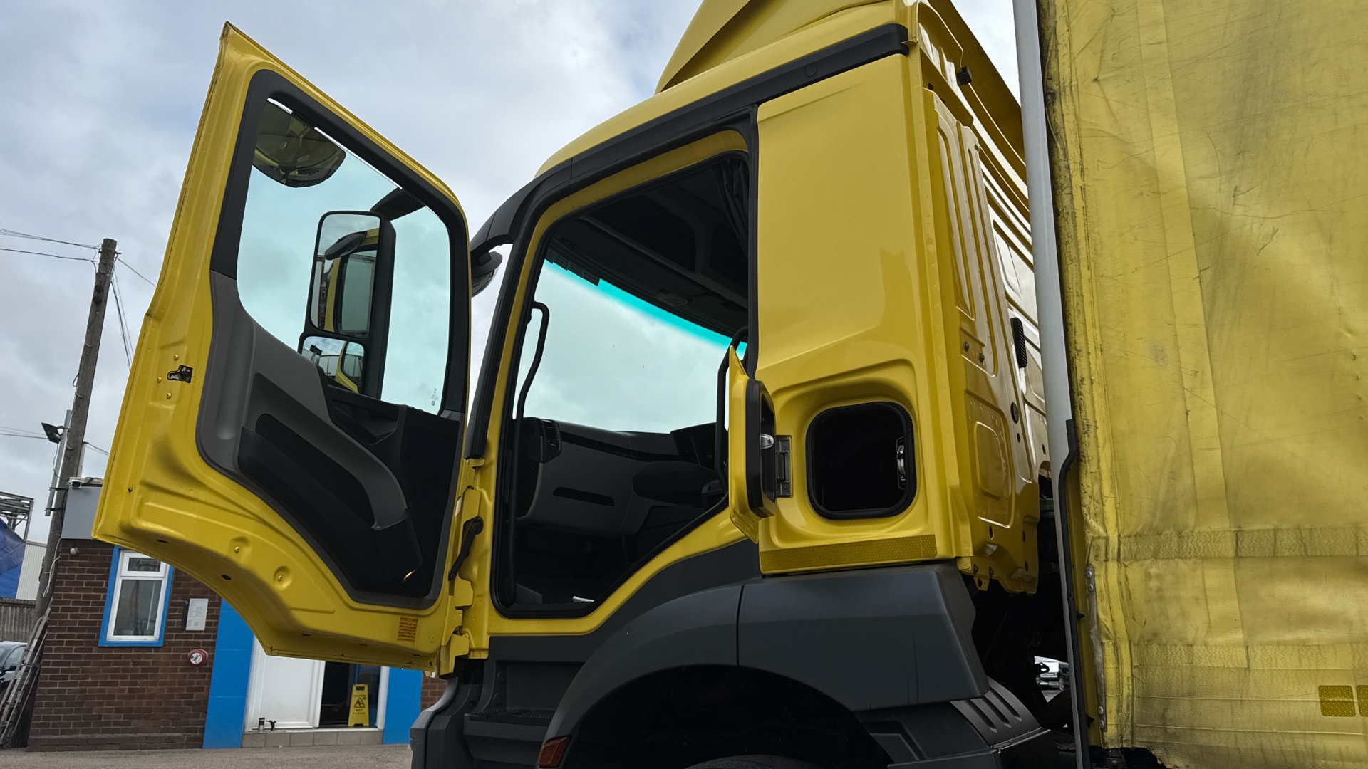 Mercedes-Benz Antos 1824 Curtainside Image 40