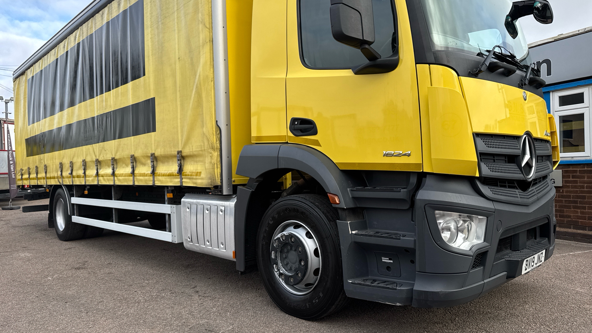 Mercedes-Benz Antos 1824 Curtainside Image 41