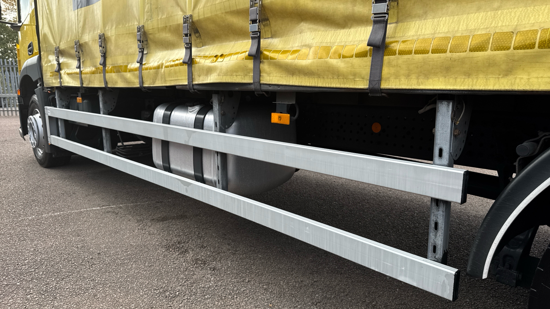 Mercedes-Benz Antos 1824 Curtainside Image 45