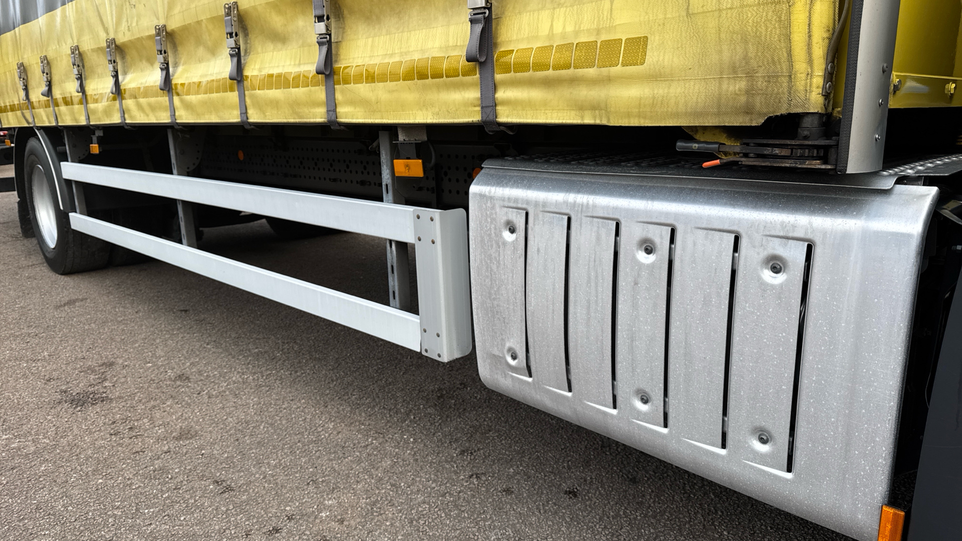 Mercedes-Benz Antos 1824 Curtainside Image 46