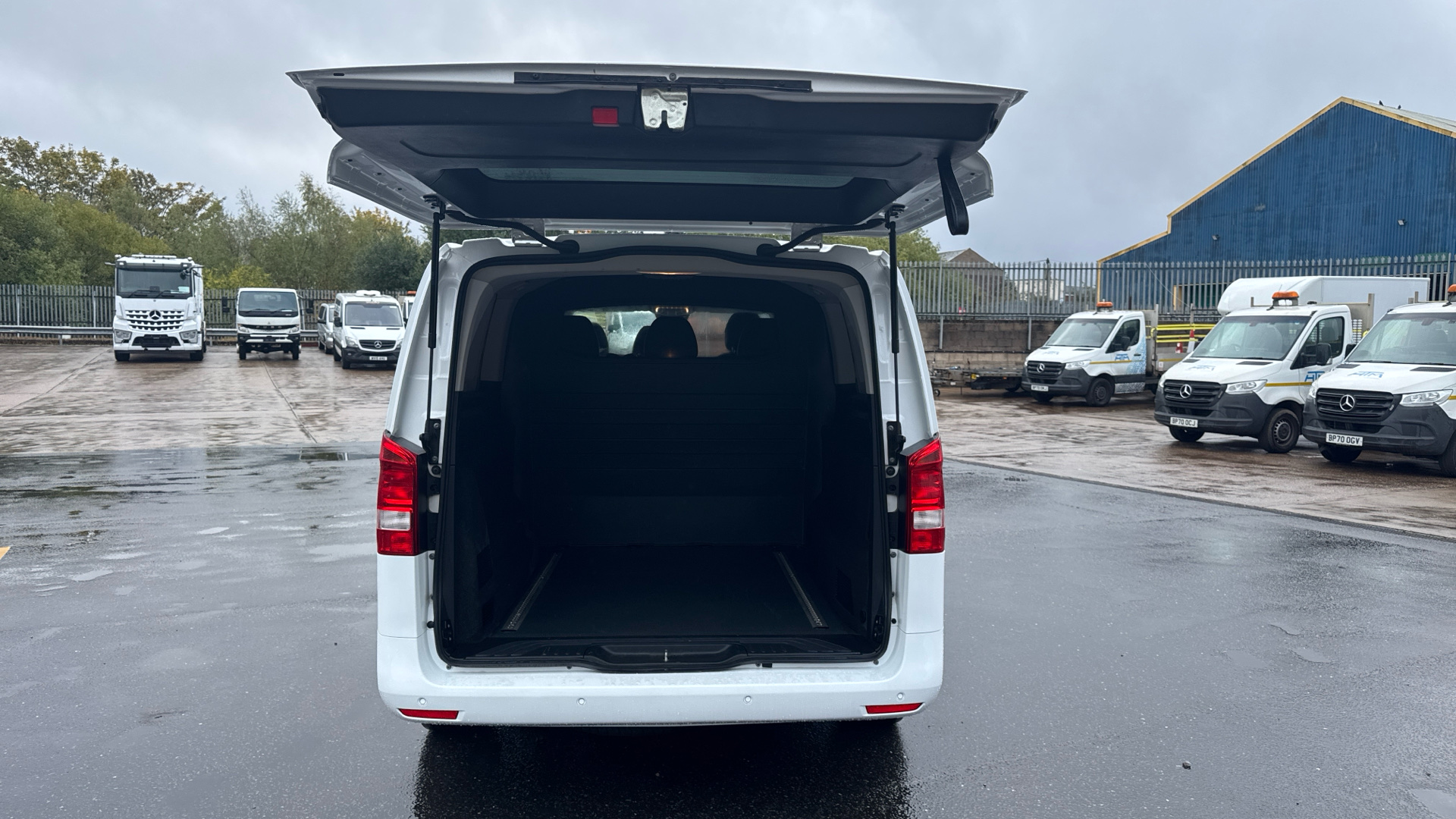 2024/24 MERCEDES-BENZ VITO 116CDI Premium Crew Van 9G-Tronic L3 Eu6 163PS Image 31