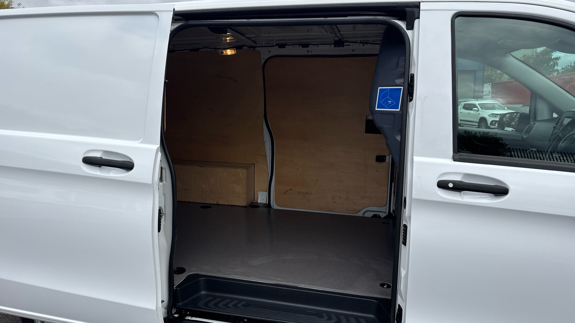 2021/21 MERCEDES-BENZ VITO 110 CDI Progressive Panel Van FWD L2 Eu6 102PS Image 27