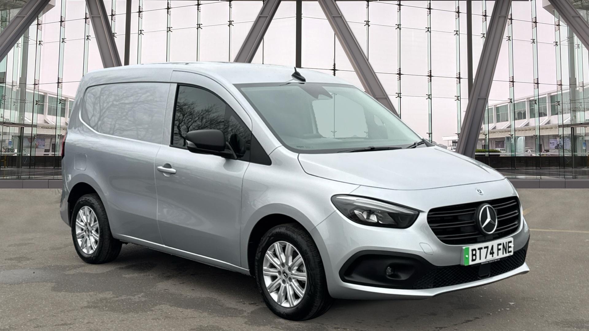 45kWh Premium Electric Van Auto L1 122PS