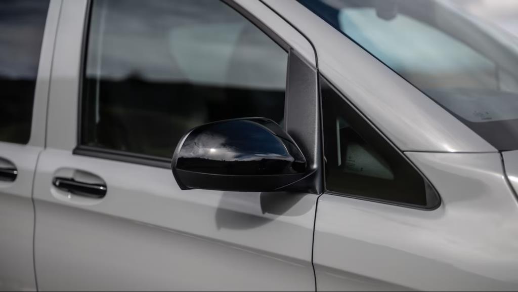 Gloss-black wing mirror caps & door handles: image